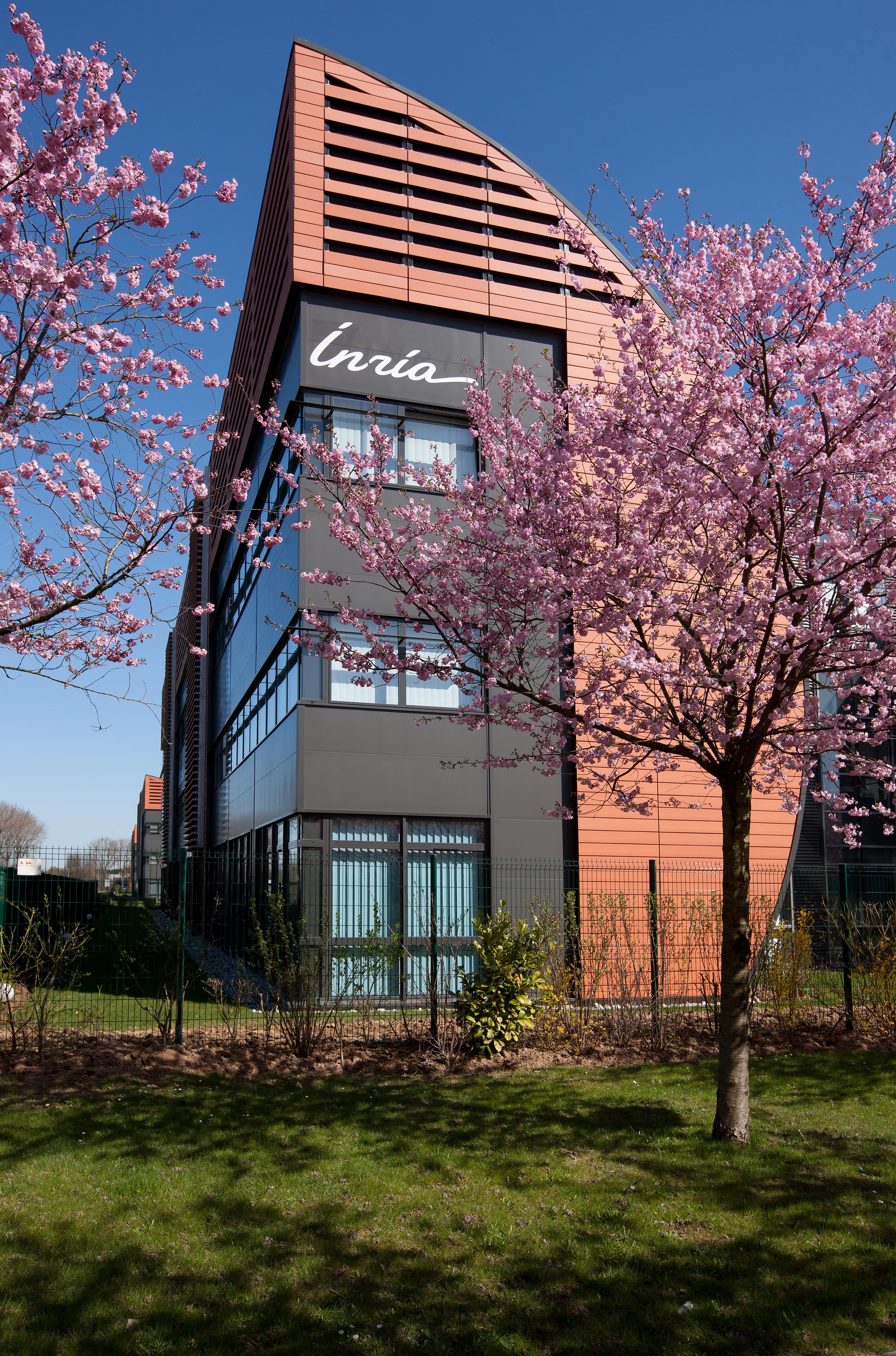 Bâtiment Villeneuve d'ascq Inria Logo cerisiers